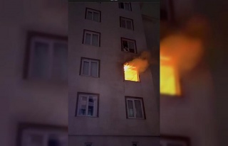 Bursa’da ev alev alev yandı..Komşusu film izler...