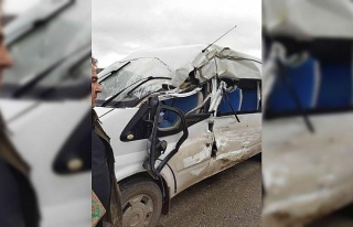 Yolcu minibüsü ile kamyon çarpıştı: 5 yaralı