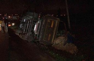 Arnavutköy’de hafriyat kamyonu devrildi