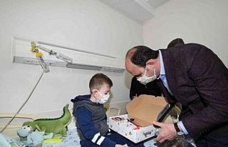Başkan Altay onkoloji servisindeki çocuklara şivlilik...
