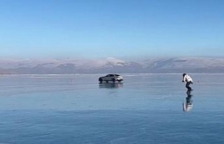 Çıldır Gölü’nde buz patencileri ile otomobilin...