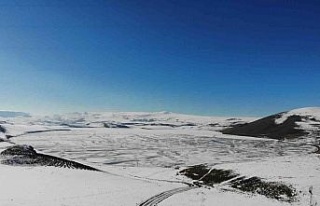 Kars’ta donan Aygır Gölü havadan görüntülendi