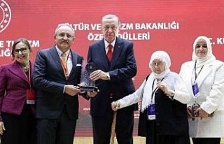Kenan Yavuz, ödülünü Cumhurbaşkanı Erdoğan’ın...