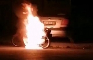 Motosiklet sokak ortasında alev alev yandı