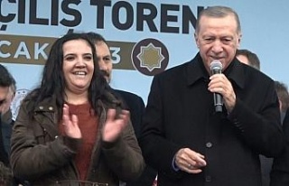 Sahneye çıkıp Cumhurbaşkanı Erdoğan ile şarkı...