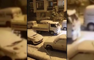 Ankara’da etkili olan kar yağışı trafikte zor...