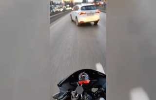 Bursa’da kaza anı motosiklet sürücüsünün kask...