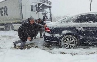 Erzurum’da etkisini gösteren kar yağışı, araç...
