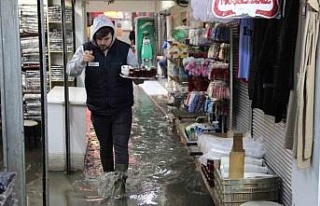 İzmir Kemeraltı’nı yine su bastı, esnaf belediyeye...