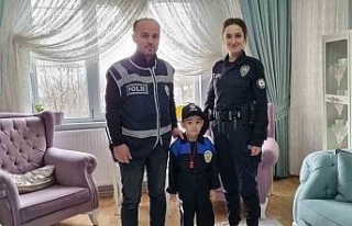 Polis abilerinden 4 yaşındaki Ali Asaf’a polis...