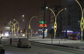 Yüksekova’da kar yağışı her yeri beyaza bürüdü