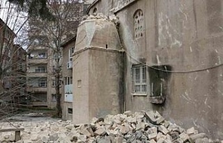 Depremde ağır hasar gören cami minaresi kontrollü...