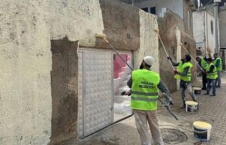 Selden zarar gören ev ve duvarlar boyanıyor