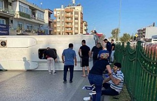 Antalya’da servis aracı otomobille çarpıştı:...