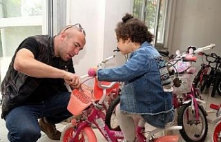 Onarılan bisikletler depremzede çocukları mutlu...