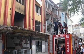Ağır hasarlı binada yangın çıktı