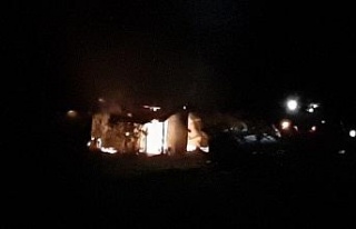 Evin yanındaki baraka alev alev yandı, itfaiye ekipleri...