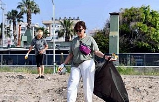 Mersin’de gönüllü kadınlar sahil temizliği...