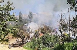Adana’da ev yangınına havadan müdahale