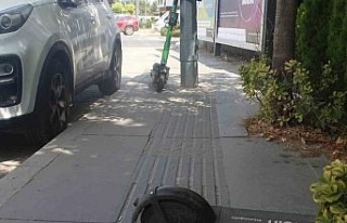 Elektrikli scooterların kaldırımdaki görme engelli...