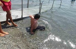Engelli çocuk hayatında ilk kez denize girdi