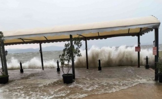 Fırtınanın oluşturduğu dalgalar Köyceğiz gölünü taşırdı