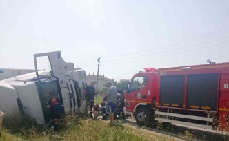 Keşan’da devrilen kamyonun sürücüsü yaralandı