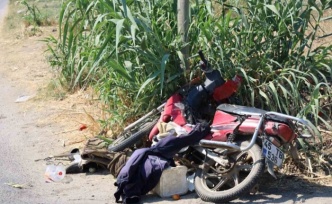 Otomobille çarpışan motosiklet sürücüsü öldü