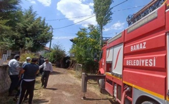 Uşak’ta çıkan yangında ev ve traktör zarar gördü