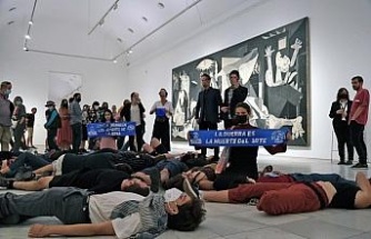 Savaş karşıtlarından Picasso tablosu önünde NATO protestosu