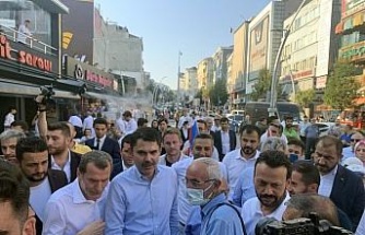 Bakan Kurum, Zeytinburnu’nda esnafı ziyareti etti, vatandaşlara aşure dağıttı