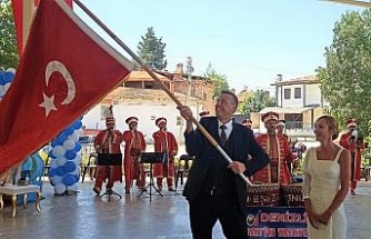 Oğullarına mehterli sünnet yapan İsviçreli babanın Türk bayrağı sevgisi görenleri duygulandırdı
