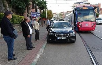 Aracını tramvay yoluna park etti, yolcular yarım saat bekledi
