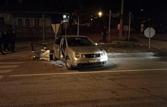 Kavşakta iki otomobil çarpıştı: 2 yaralı