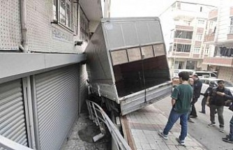 Sultangazi’de freni boşalan kamyonet binaya çarptı