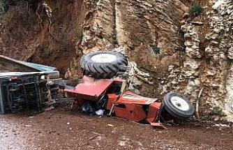 Belediyeye ait traktör kaza yaptı 1 yaralı