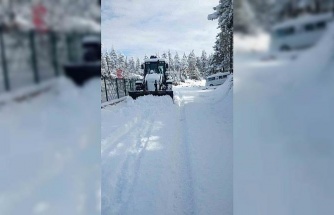 Torosların yüksek kesimlerinde karla kapanan yollar açılıyor