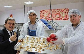 Amasya’da okulda meyve kurutma tesisi kuruldu, elma cipsi üretimine başlayan öğrencilerin hedefleri büyük