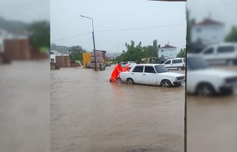 Bilecik’te sağanak yağış sonrası alt geçitte araç içinde mahsur kalan 6 kişi kurtarıldı