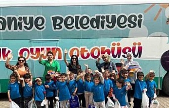 Çocuk oyun otobüsü, köy okullarında öğrencilerle buluşuyor