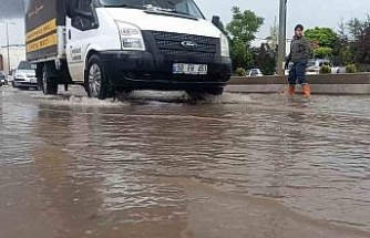 Kırıkkale’de aniden bastıran yağışta caddeler göle döndü