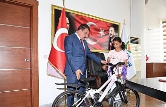 Cumhurbaşkanı Erdoğan’ın söz verdiği hediyeleri ulaştırdı