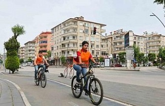 Gaziantep’te bisiklet ve elektrikli scooter sürücülerine reflektif yelek dağıtıldı