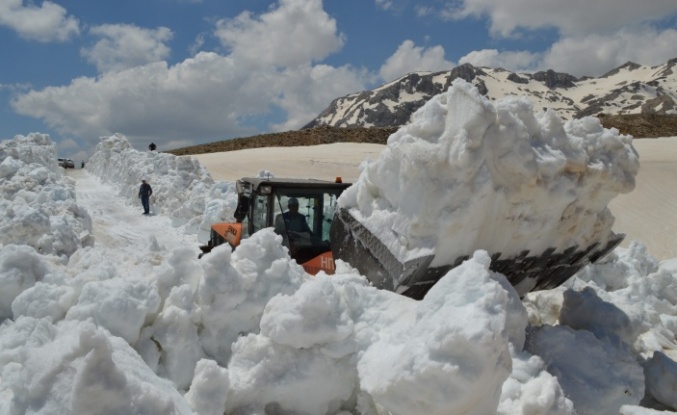 Antalya’nın yaylalarında inanılmaz karla mücadele çalışması