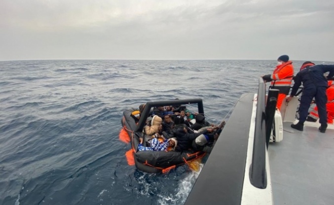 Yunanistan’ın ölüme ittiği 24 göçmen kurtarıldı