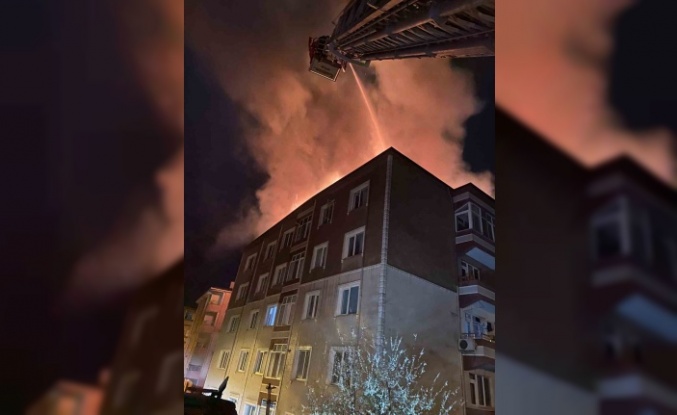 Çorlu’da apartmanın çatısı alev alev yandı