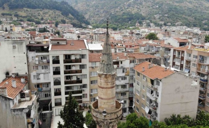 500 yıllık caminin yıpranan minaresi korkutuyor