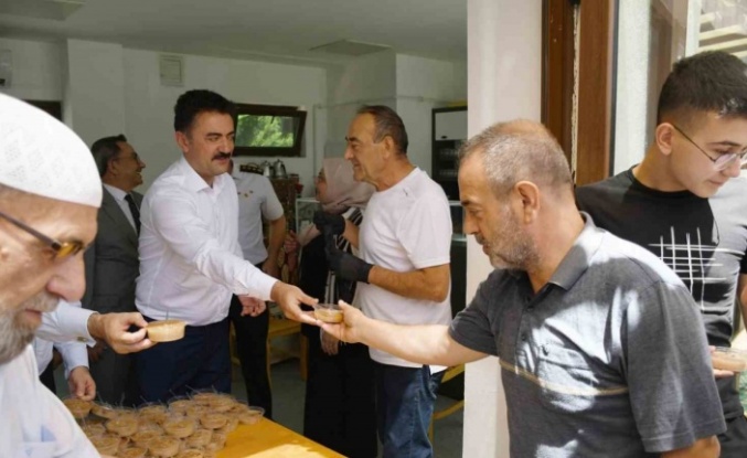 Kırıkkale Valisi Tekbıyıkoğlu vatandaşlara aşure ikram etti