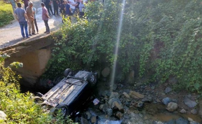 Rize’de köprüden düşen otomobildeki 1 kişi öldü, 1 kişi de yaralandı