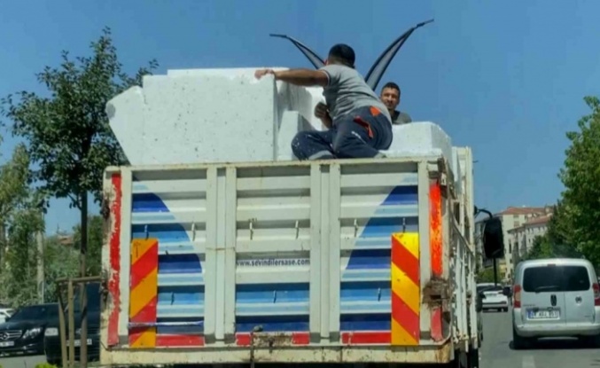 Aksaray’da kamyonet kasasında tehlikeli yolculuk